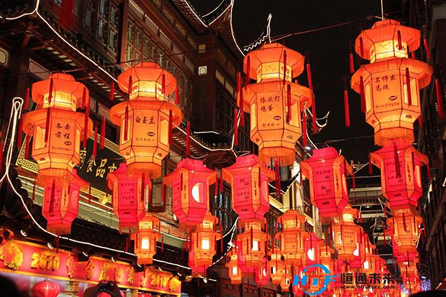 Los de puzzels op de lantaarns op Solve the puzzles on the lanterns